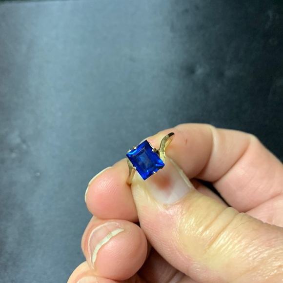 Beautiful sapphire in 10K solid gold - Picture 1 of 4